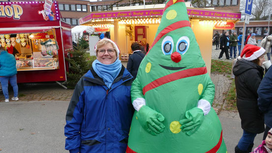 Organisatorin Kirsten Juhnke-Callsen von der Firma Jamo-Events hatte ihren Sohn animiert, als Weihnachtsbaum über den Markt zu wandeln.