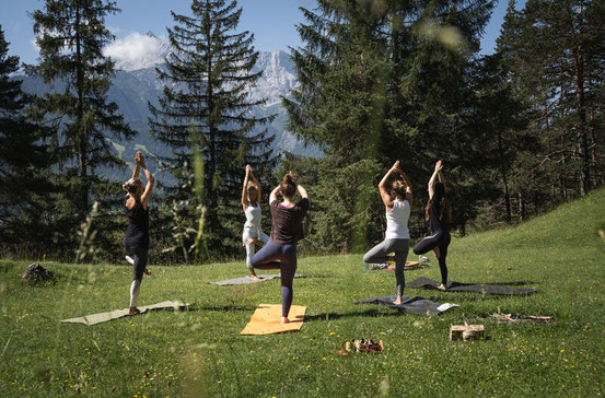 Yoga in der Natur in Garmisch unterhalb der Kriger-Gedächtniskapelle