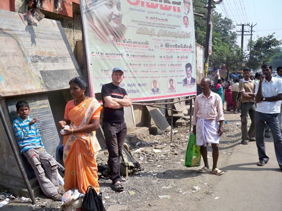Bei Gingee (Tamil Nadu) an Bushaltestelle
