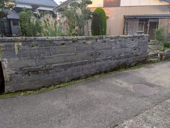 外構工事土木工事：既存擁壁撤去工事前の写真です。