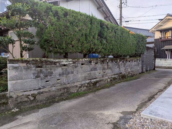 外構工事土木工事：既存擁壁撤去・新規擁壁作成・アルミフェンス工事前の写真です。