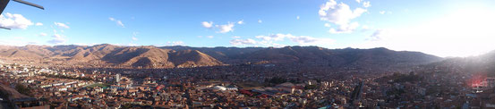 Vues panoramiques globales de la ville de Cuzco, depuis la colline et depuis le restaurant 
