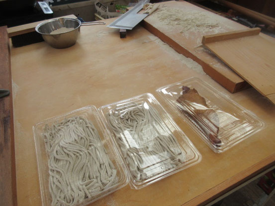 蕎麦粉は地元天竜産　鶏モモの燻製もお付けしました。