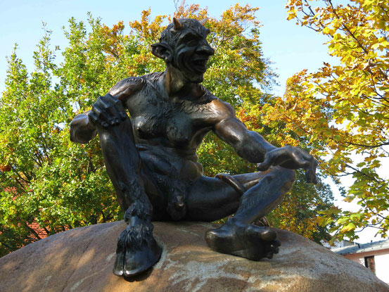 Hexentanzplatz/ Thale: Nackte Teufelsfigur aus Bronze mit einem normalen Fuß und einem Huf
