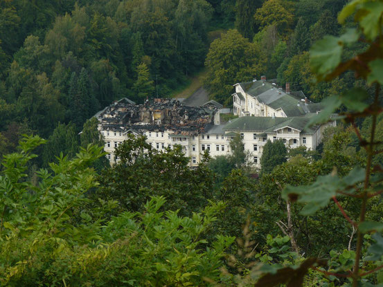 Blick vom Burgberg auf das Hotel Harzburger Hof/ Bad Harzburg mit den Spuren des Brandes vom Frühjahr 2014