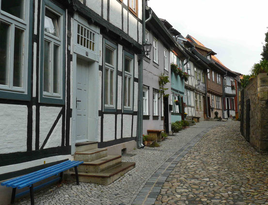 Fachwerkhäuser entlang der Mauer am Fuße der Stiftskirche in Quedlinburg