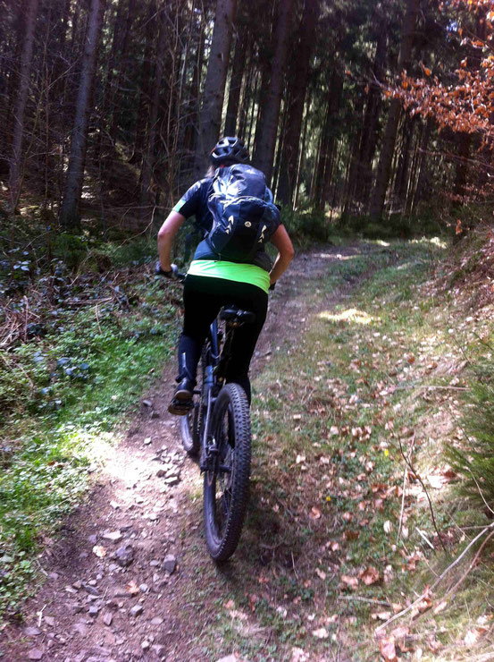 Kästeklippentour: Mountainbikerin auf Trail bergauf