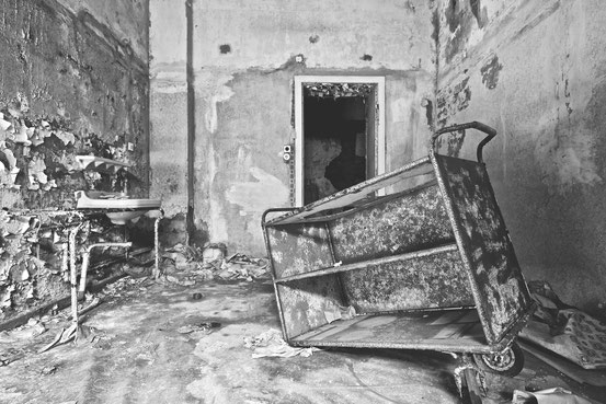 Verfallenes Zimmer im ehemaligen FDGB-Erholungsheim "Hermann Duncker".