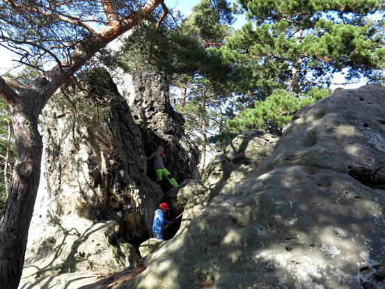 Zwei Kinder klettern auf Felsen an der Teufelsmauer