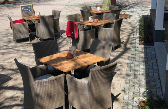 Tische und Stühle in der Fußgängerzone in Bad Harzburg, Café und Restaurant Plumbohms
