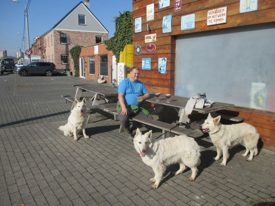 Iets drinken in een cafétje in Wijmaal aan de vaart