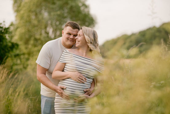 Babybauchshooting im Raum Hameln mit natürlichem Licht