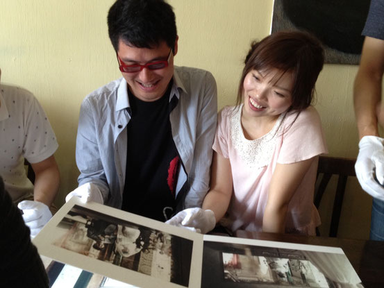 ※こちらは個別にアルバムをご覧いただいたお客様のお写真ですので、展示会の様子とは異なります。
