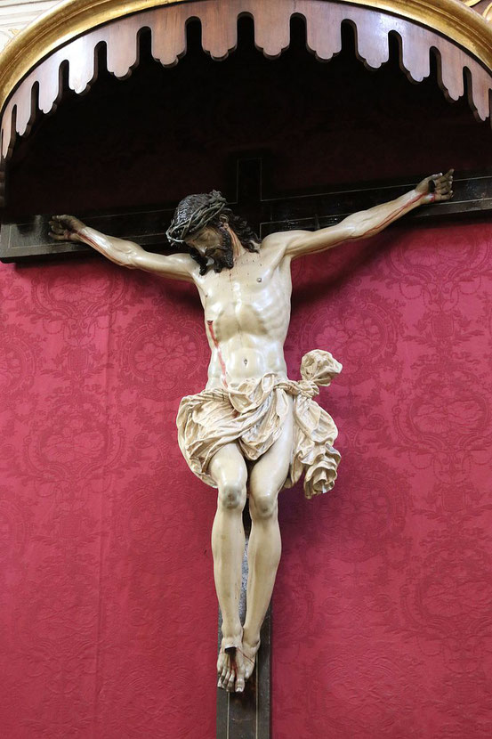 Bildquelle: https://commons.wikimedia.org/wiki/File:Aa_the_passion_of_jesus_christ_on_the_cross_in_the_sacristy_sakristiet_in_the_cathedral_of_granada_in_spain_-_famous_holmstad_2016.jpg 