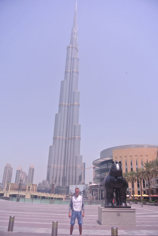 Ich vor dem Burj Khalifa – dem höchsten Gebäude der Welt.