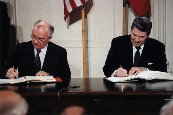 Quelle: http://de.wikipedia.org/wiki/Datei:Reagan_and_Gorbachev_signing.jpg