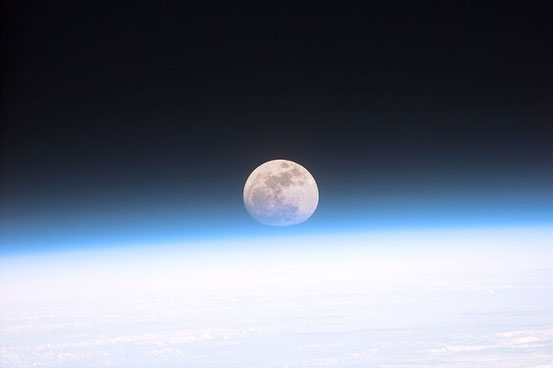 Mond und Erde von einem Space Shuttle aus gesehen