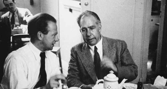 Werner Heisenberg (links) und Niels Bohr (rechts)