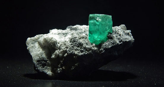 Alle Smaragde sind grün. - und bis auf die Philosophen bezweifelt das auch keiner.