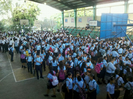 nach 2 Wochen spanisch "durfte" ich mich dann vor  der kompletten Schule vorstellen.