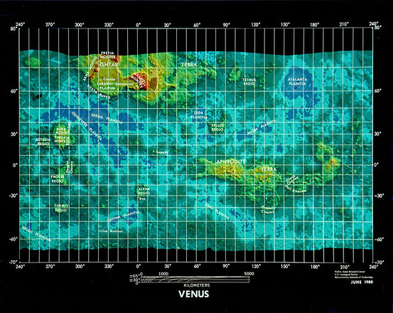 Erste topografische Weltkarte der Venus von Pioneer-Venus 1 in Mercator-Projektion. Mit einer Bildauflösung von etwa 100 km großen Strukturen. Auffällige Oberflächenformationen sind beschriftet. (Link: Kartenversion mit Höhenangaben)