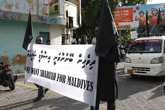 Maledivische Bürger fordern die Einführung der Scharia.