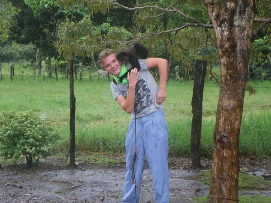 - Der Affe auf dem Bild ist eine Art Haustier von Bekannten, die irgendwo zwischen unserem Haupt-und Zweitwohnsitz wohnen. Leider ist er den ganzen Tag lang an dem Baum rechts angekettet. -