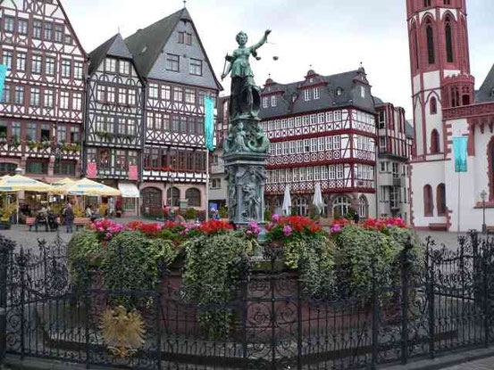 Der Gerechtigkeitsbrunnen in Frankfurt/Main. Die Darstellung der „Gerechtigkeit“ im westlichen Kulturkreis ist die urteilende Justitia, mit Waage (abwägend), Schwert (strafend) und einer Binde vor den Augen (ohne Ansehen der Person).
