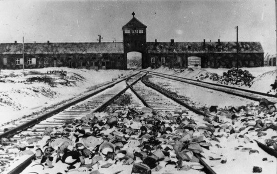 Blick von der Zugrampe innen auf die Haupteinfahrt des KZ Auschwitz-Birkenau, 27. Januar 1945.