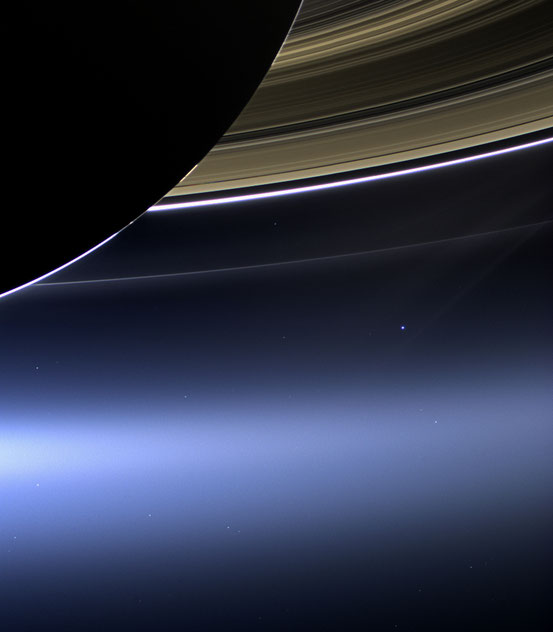Aufnahme der Saturnringe durch die Raumsonde Cassini im Juli 2013. Im Hintergrund ist rechts unter den Ringen die Erde als leuchtender Punkt zu erkennen.