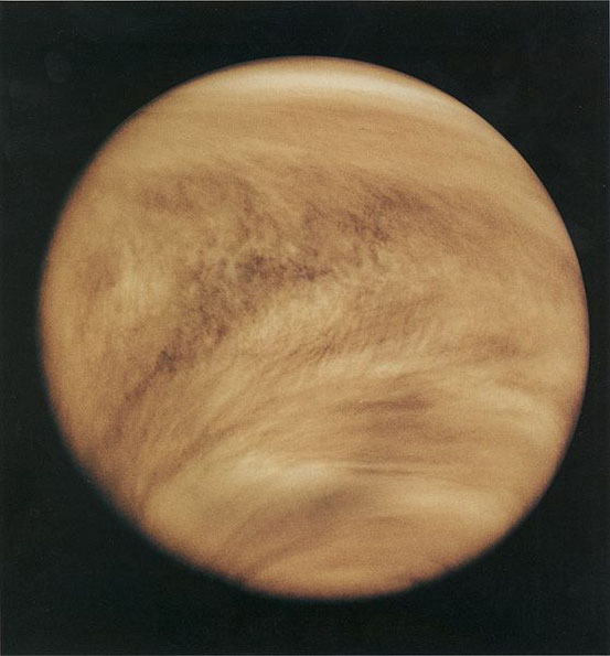 Eine Aufnahme der Venus des Orbiters Pioneer-Venus 1 im ultravioletten Licht (Falschfarben) zeigt deutliche Y-förmige Wolkenstrukturen.