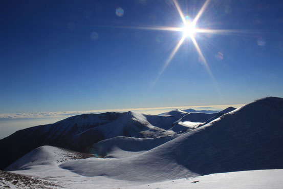 Sous les nuages, 2800 m en contrebas, la mer...