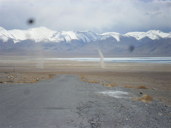 Les belles montagnes, un peu de Karakul et les tornades de sable