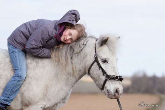 Klara auf ihrem Pony Moritz