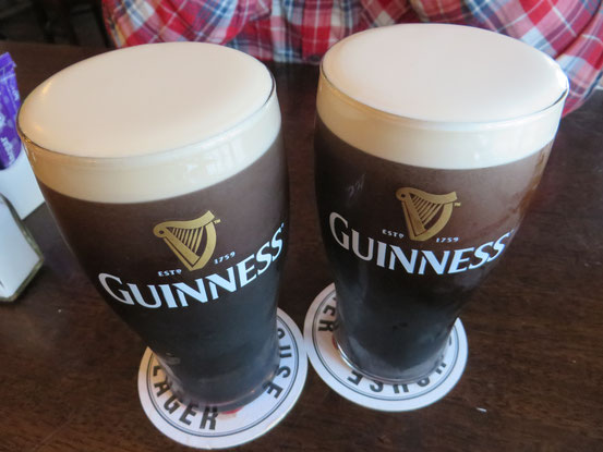 Guinness, frisch gezapft und eiskalt in JEDEM noch so kleinen Ort erhältlich ;)