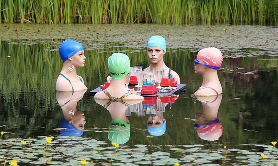 Vier Damen im Wasser