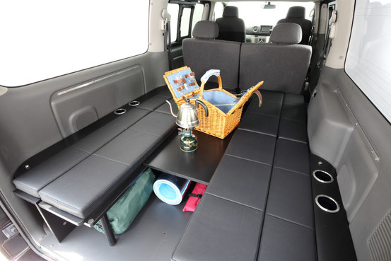 NV350キャラバン用の完全組み立て式の本格ベッドキットで、車中泊やキャンピングを楽しむことができます