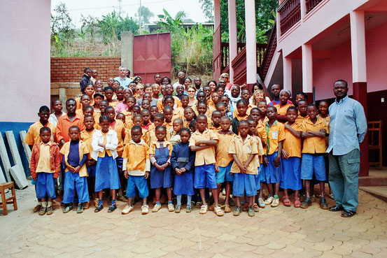 Gruppenbild der Schüler mit Gründer Innocent Djonthe