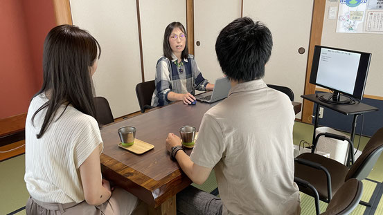 福岡で中古住宅購入の相談をする若い夫婦