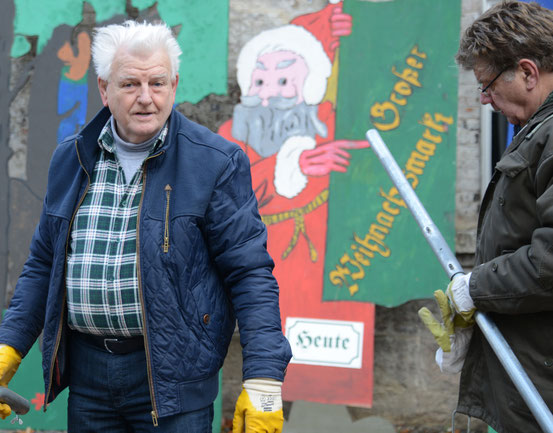 Der Vorstand des Bürgervereins baut das Zelt für den Bützflether Weihnachtsmarkt auf.