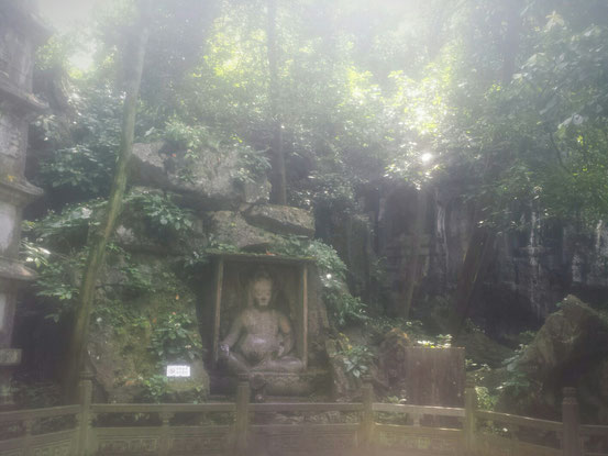 buddhistische Steinfiguren in der Felswand