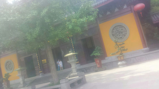 Innenhof eines Tempels nahe des Lingyin-Tempels