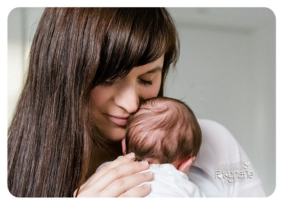 Newbornshooting, Neugeboerenenfotos, Homeshooting, Sachsen, Thüringen, Dresden, Erfurt, Leipzig, Chemnitz, Zwickau, Aue, Familienfotos, Mama und Baby