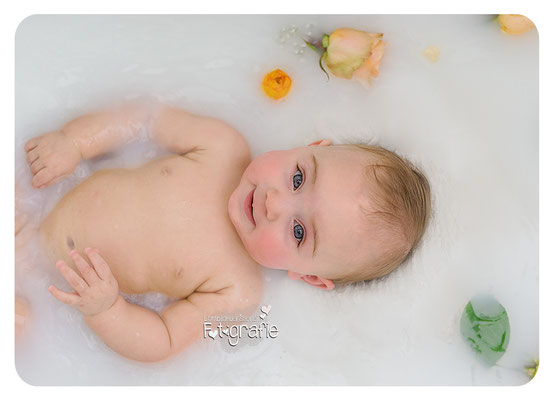 Baby in der Badewanne mit Blumen im Milchbad, babyfoto, babyshooting zwickau, fotograf
