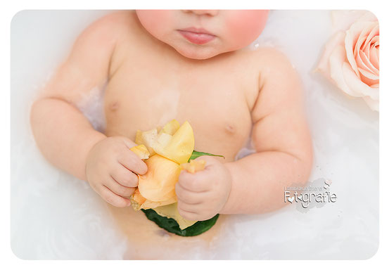 Baby in der Badewanne mit Blumen im Milchbad, babyfoto, babyshooting zwickau, fotograf