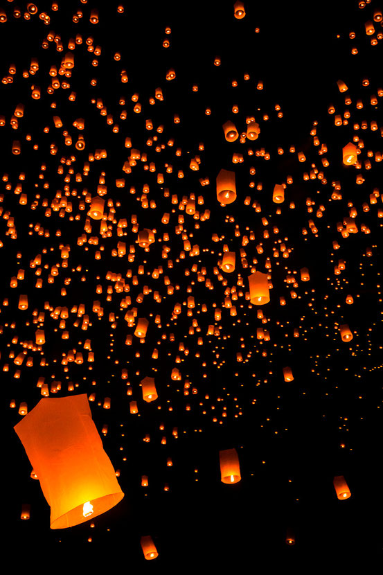 Am Yi Peng Festival in Mae Jo werden tausende Laternen gleichzeitig in den Nachthimmel geschickt.