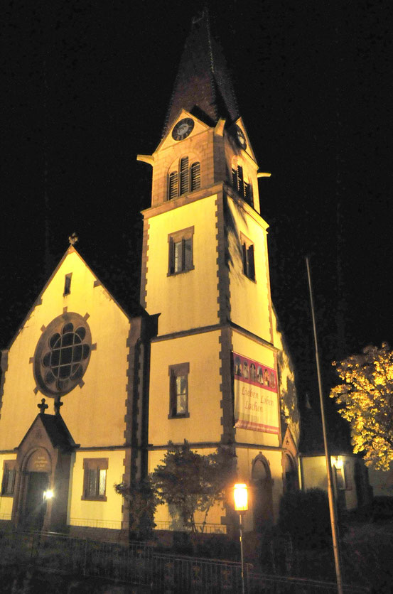 Fünf Jahre dauerte es von der Idee bis zur Umsetzung: Nun wird die Fassade der evangelischen Kirche in den Wintermonaten angestrahlt und zum Blickpunkt in gauangelloch. Foto: Fink
