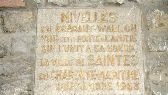 Plaque se trouvant sur la Porte de Saintes à Nivelles