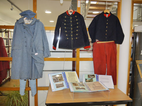 Uniformes militaires à l'entrée de la médiathèque de Saujon