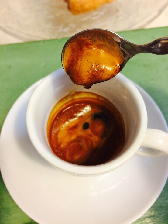Crema bleibt auf Löffel stehen und zeigt sich somit von seiner besten Seite.